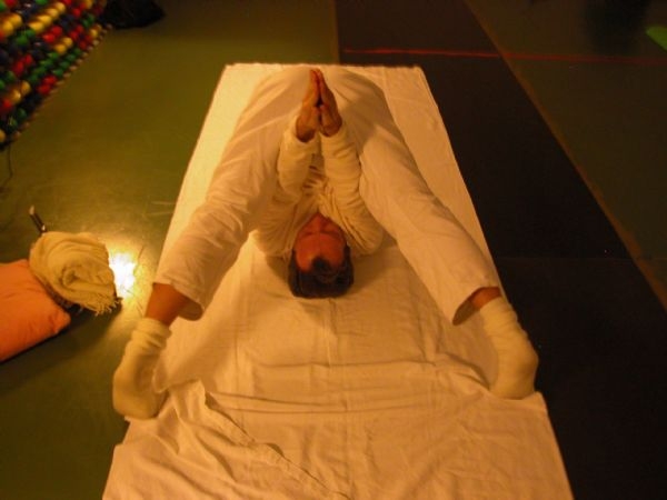 b21032010yoga023