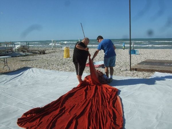 82010_dietro-le-23