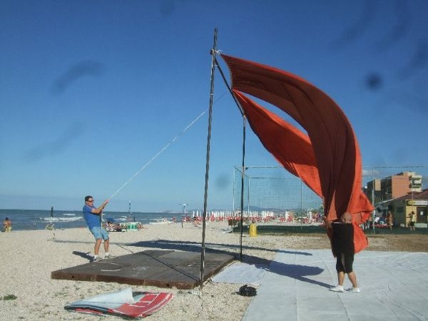 82010_dietro-le-28