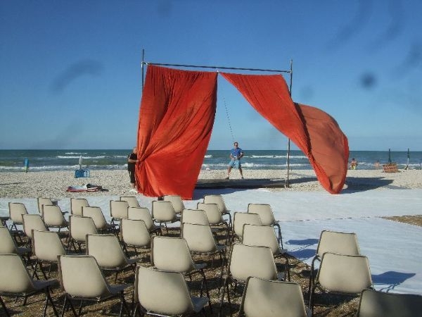 82010_dietro-le-31